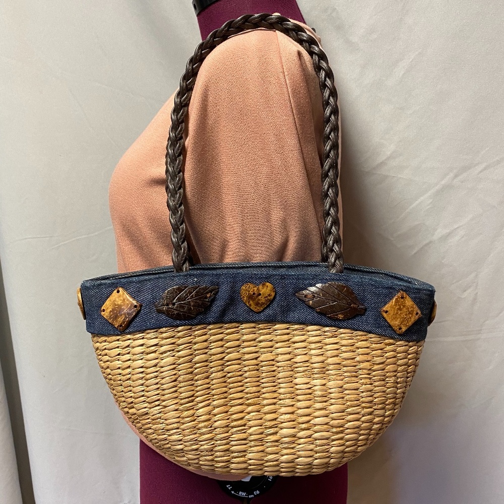 Woven shoulder bag